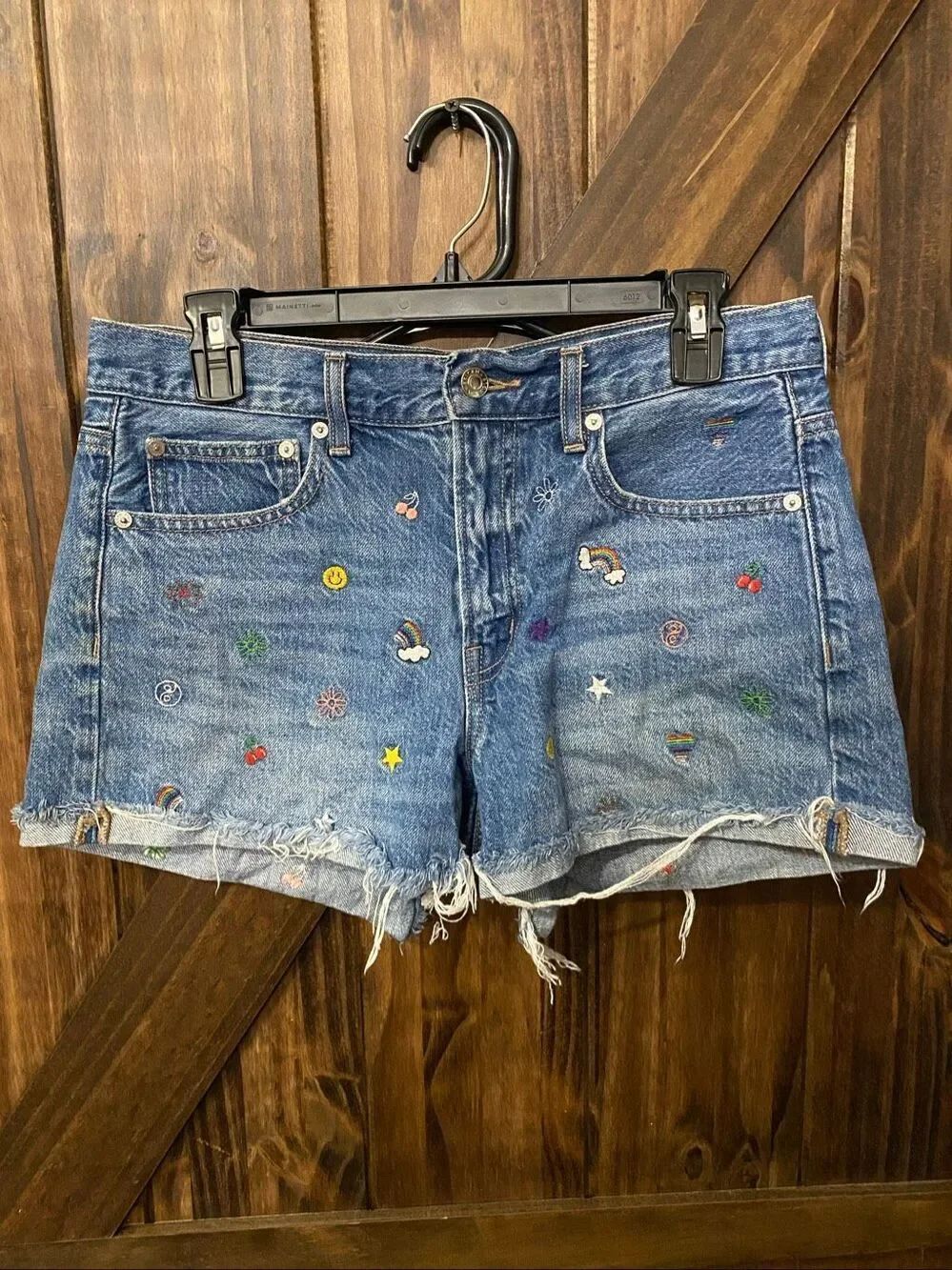 American Eagle 90’s Boyfriend Short Raw Hem Embroidered Smiley Face Women’s Sz 6